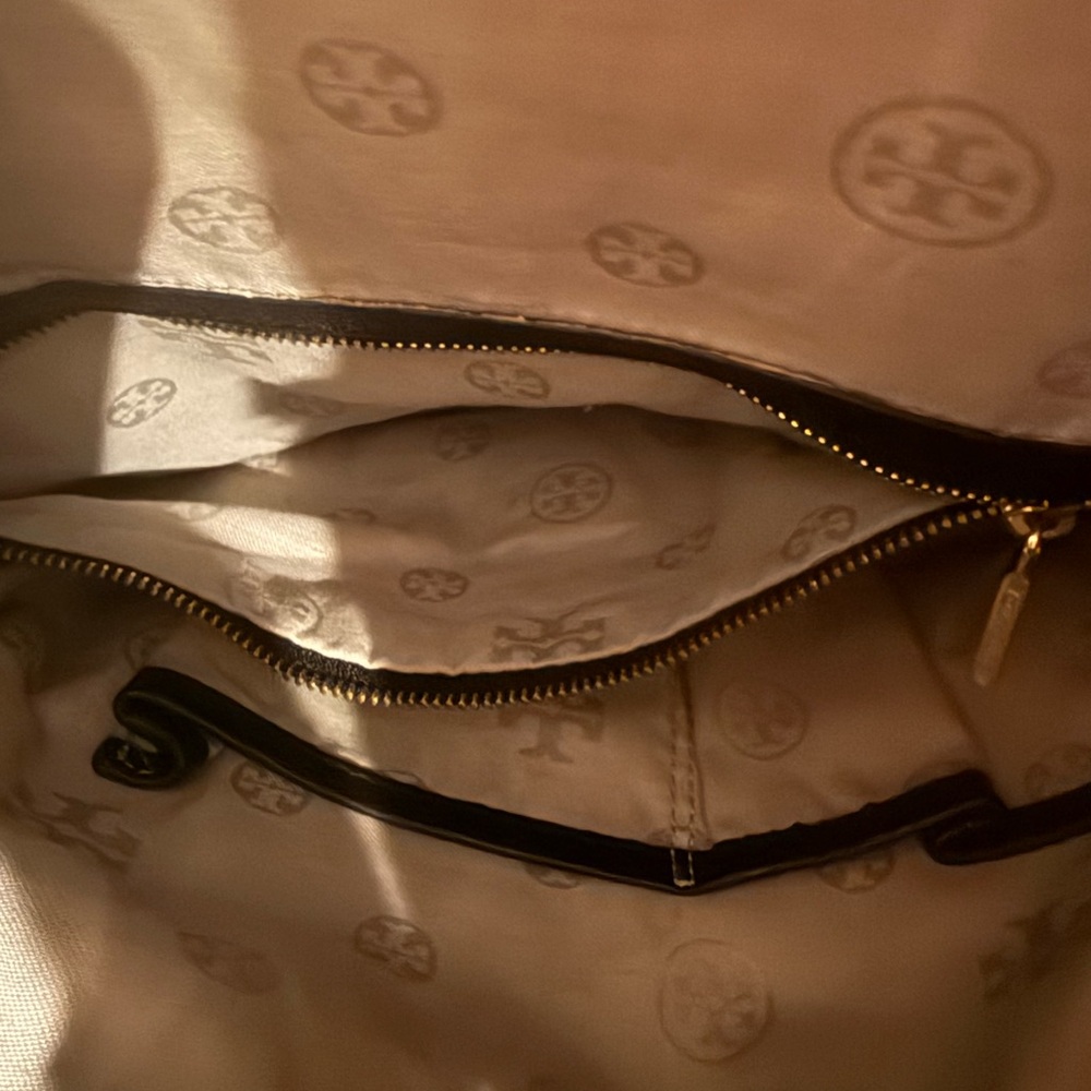 *PRE-OWNED* Tory Burch Amanda Foldover Crossbody Bag - Picture 8 of 11